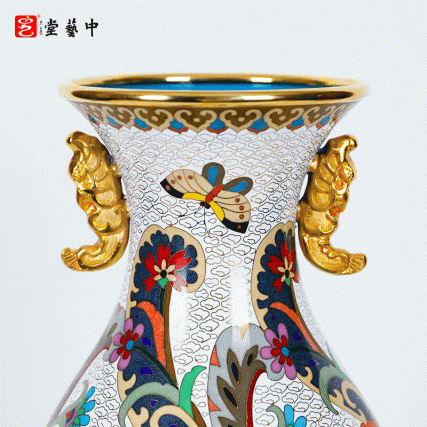 霍铁辉大师匠心之作：《蝶舞双耳瓶》景泰蓝，方寸之间的蝶舞翩跹与生机盎然​